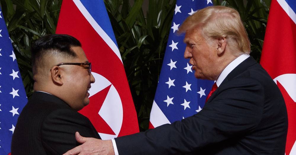 "Мы влюбились друг в друга". Трамп рассказал об отношениях с Ким Чен Ыном