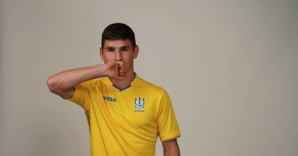Лозунг "Слава Украине" появился на форме футбольной сборной