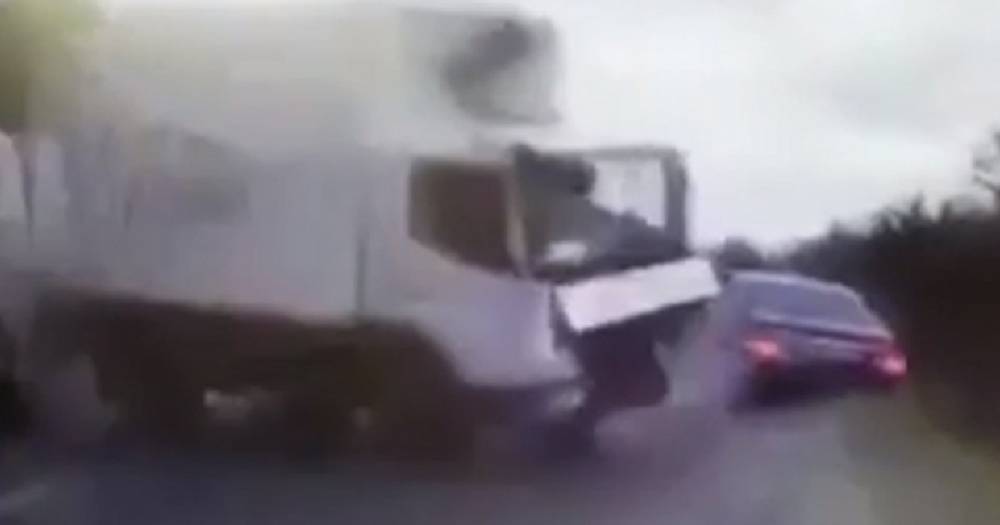 Момент столкновения грузовика с кортежем президента Молдавии попал на видео