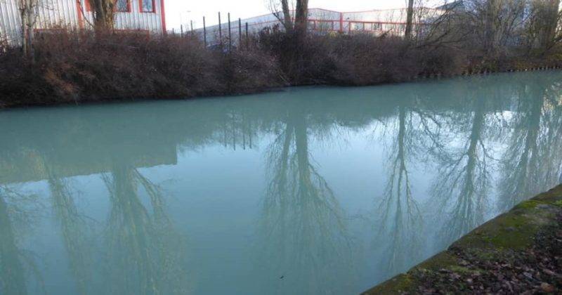 Канал Бриджуотер в Большом Манчестере внезапно приобрел странный оттенок синего цвета