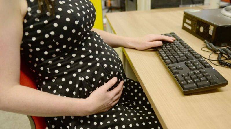 Правительство пообещало лучшую защиту родителям, выходящим на работу после рождения ребенка