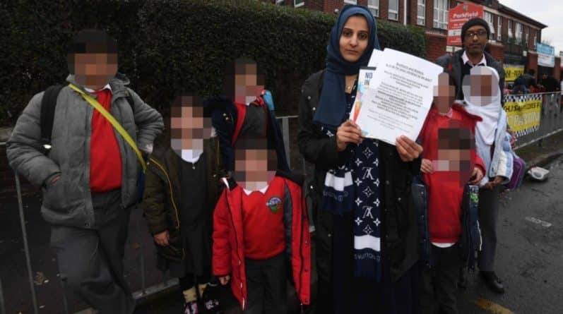 Родители-мусульмане забирают детей из школы, где "продвигают ЛГБТ-движение"