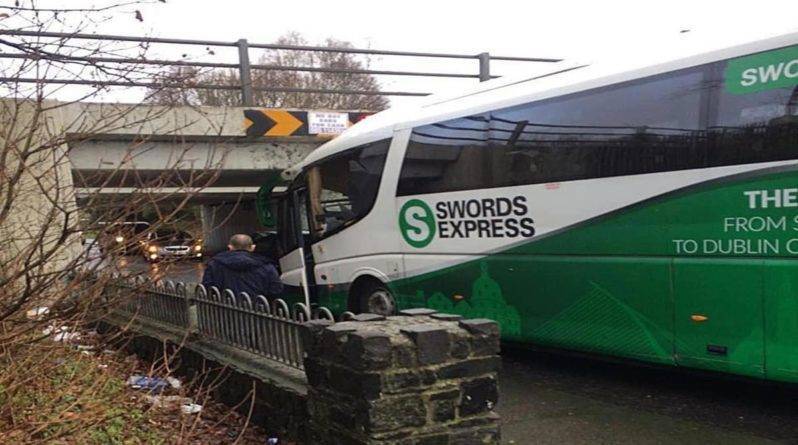 Десять детей срочно доставлены в больницу после того, как школьный автобус врезался в мост в Дублине