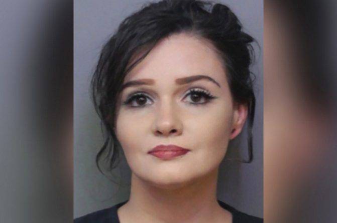 Во Флориде женщину арестовали после того, как она сообщила о желании совершить массовый расстрел