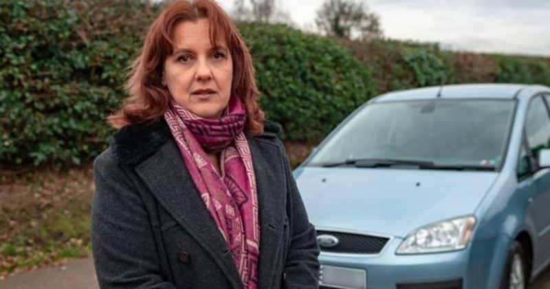 Мать-одиночку оштрафовали на £260 после того, как она оставила детей в машине на парковке