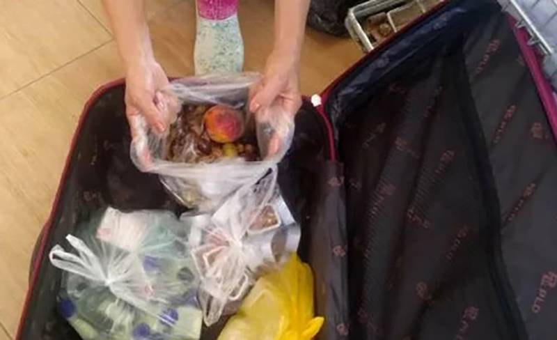 Российские туристы  попытались вывезти чемодан  еды из отеля Турции