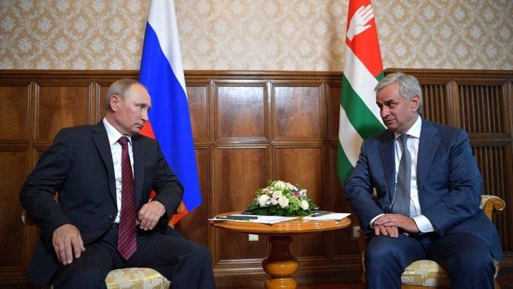 Путин поздравил лидера Абхазии с Днем Победы и Независимости республики