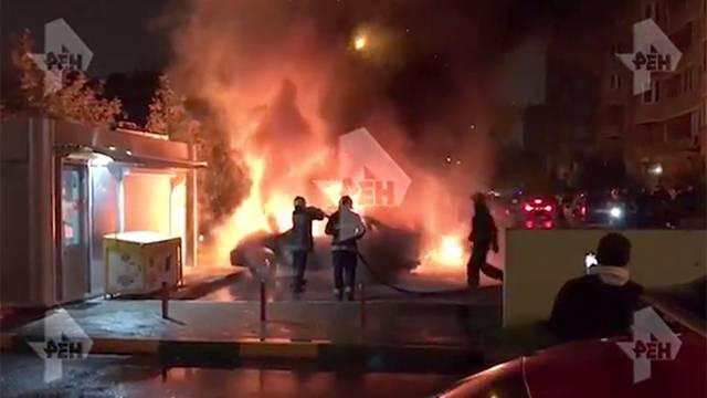 Видео: три машины выгорели дотла в Котельниках