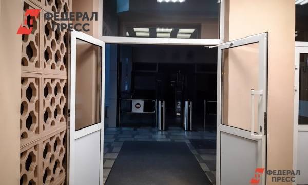 Ученикам новосибирской школы запретили выходить на улицу после отравления в столовой