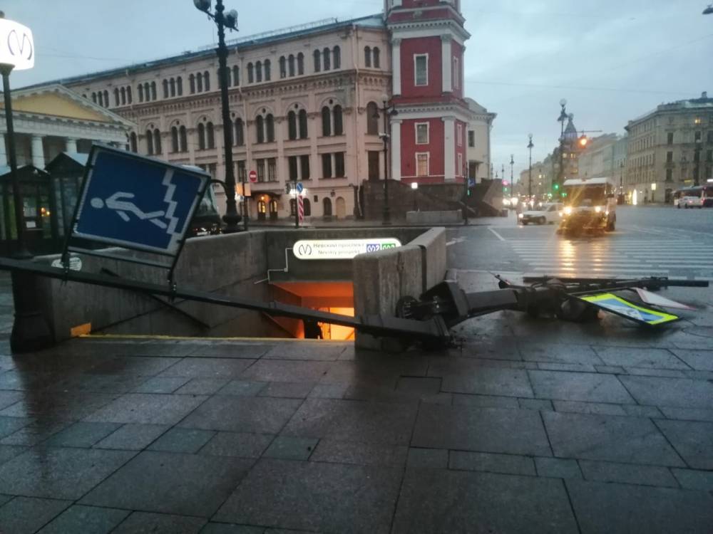Оказавшийся на земле столб перекрыл спуск в пешеходный переход в центре Петербурга