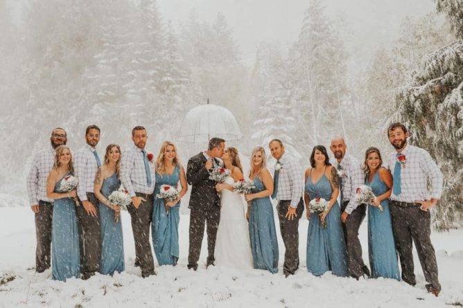 «Безумный свадебный день»: Снежная буря помешала фотосессии среди осенних листьев — и молодожены снялись на фоне метели
