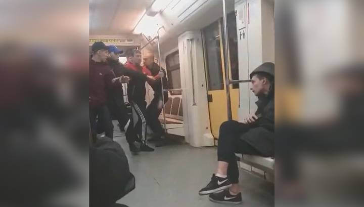"Он же провокатор!": драка в московском метро попала на видео
