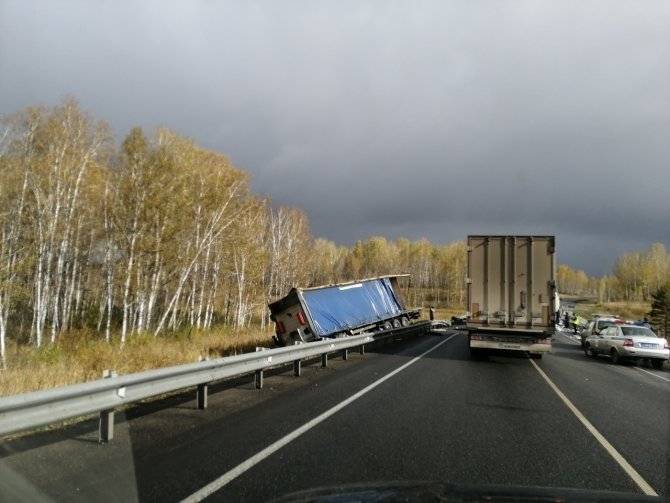 Водитель грузовика погиб в ДТП в Тюменской области