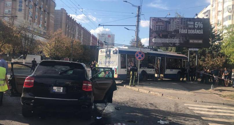 Число жертв ДТП с участием троллейбуса и Porsche в Молдавии возросло
