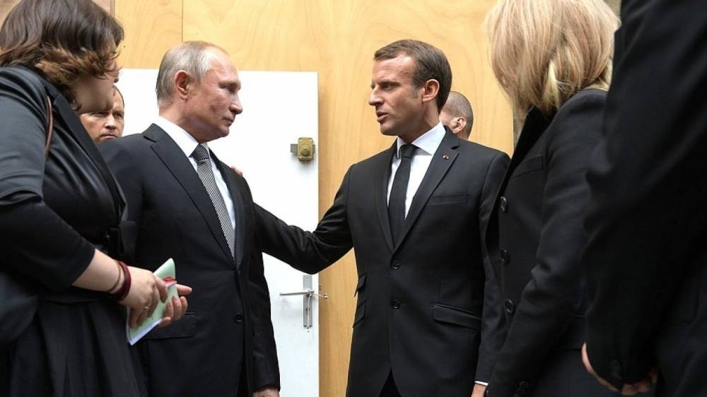 Путин и Макрон коротко пообщались после прощания с Шираком в Париже