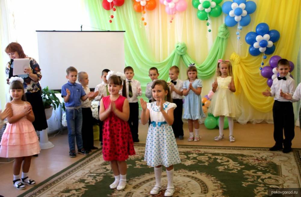 Псковские власти поздравили детский сад «Незабудка» с юбилеем