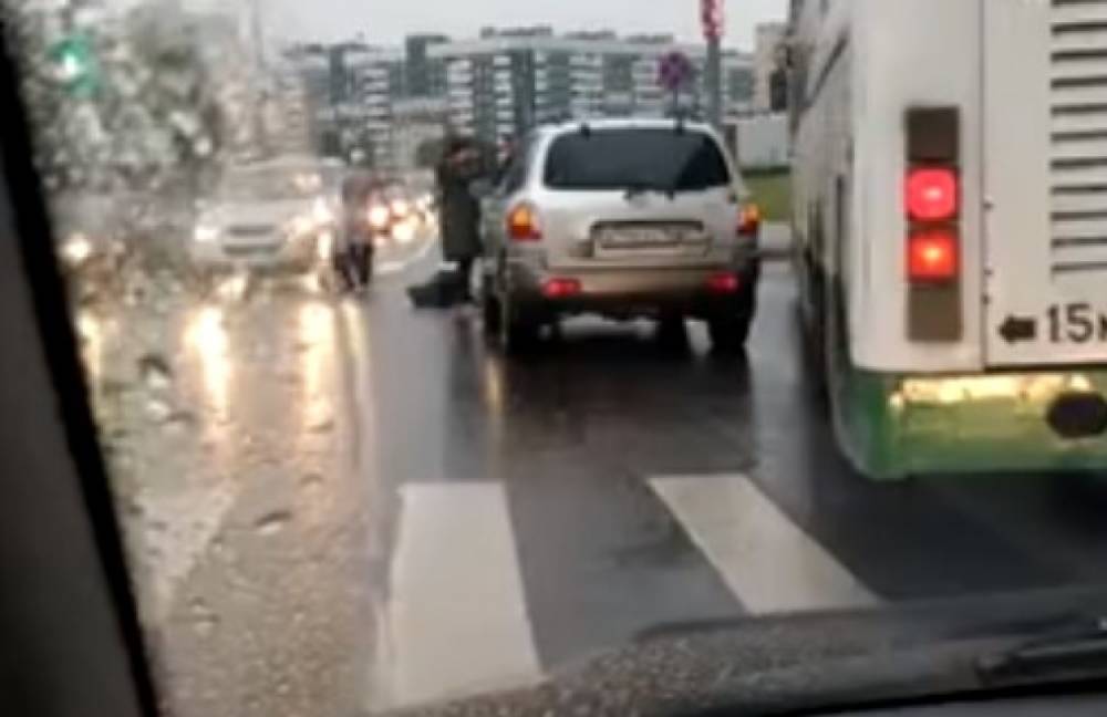 В Невском районе автомобилист сбил девушку на пешеходном переходе