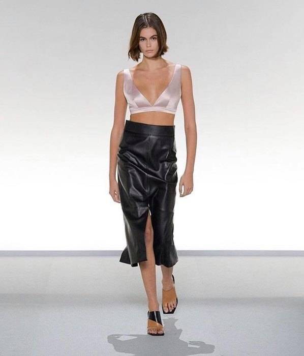 Неловкий момент: Кайя Гербер случайно обнажила грудь на модном показе в Париже