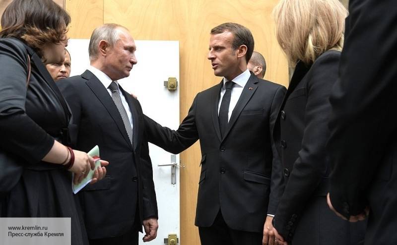В Кремле рассказали, о чем говорили Путин и Макрон на прощания с Жаком Шираком