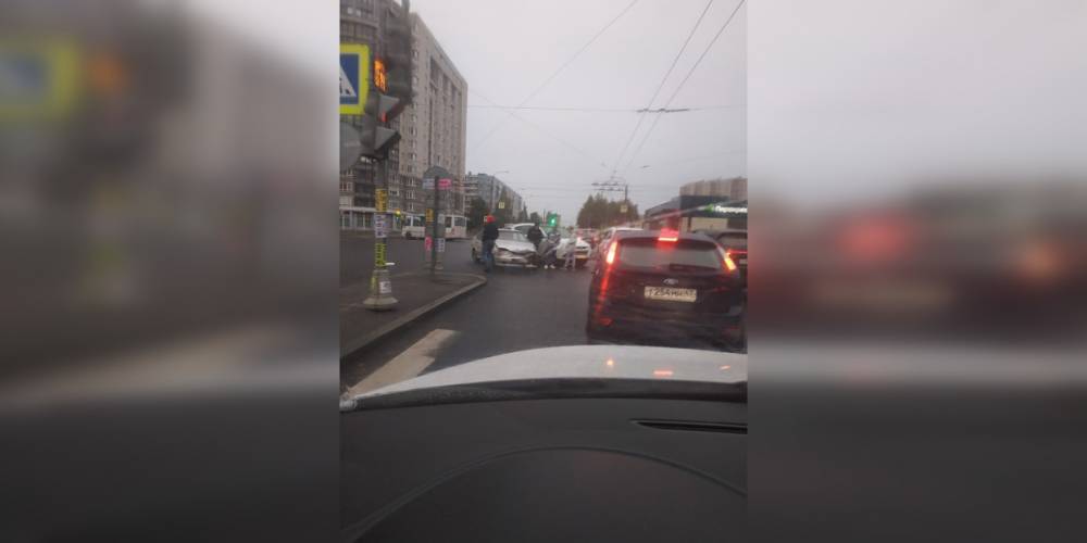 Авария в Кудрово создала пробку на проспекте Солидарности