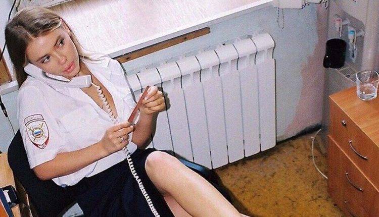 Девушка устроила фотосессию в форме в московском ОВД