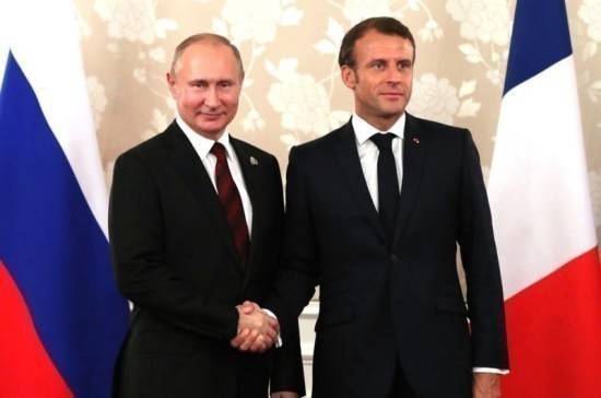 Песков: Путин и Макрон «перебросились парой слов» в Париже