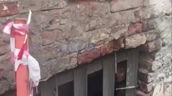 Видео: в доме на Гончарной улице окна и мебель стали мокрыми из-за пара