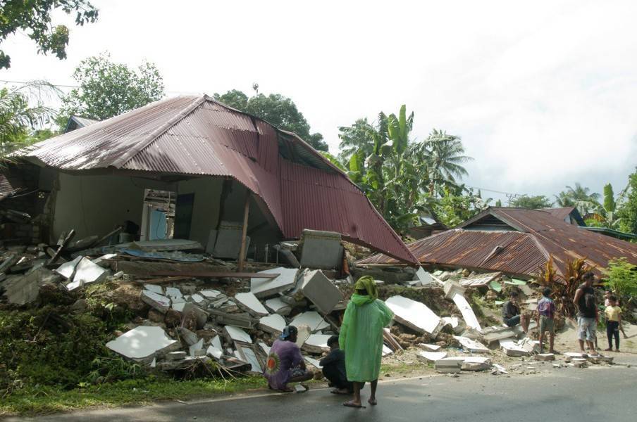 Число погибших при землетрясении в Индонезии возросло до 30
