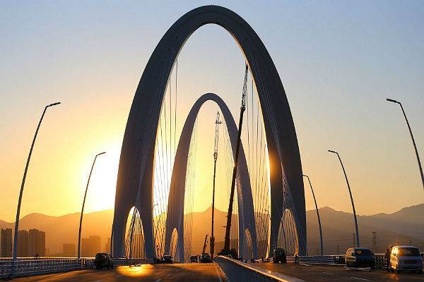 В Пекине открыли первый в мире стальной вантовый композитный мост