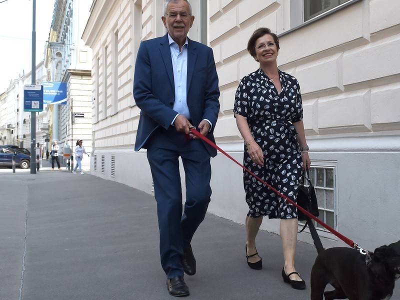 Семья президента Австрии привела на участок для голосования собаку