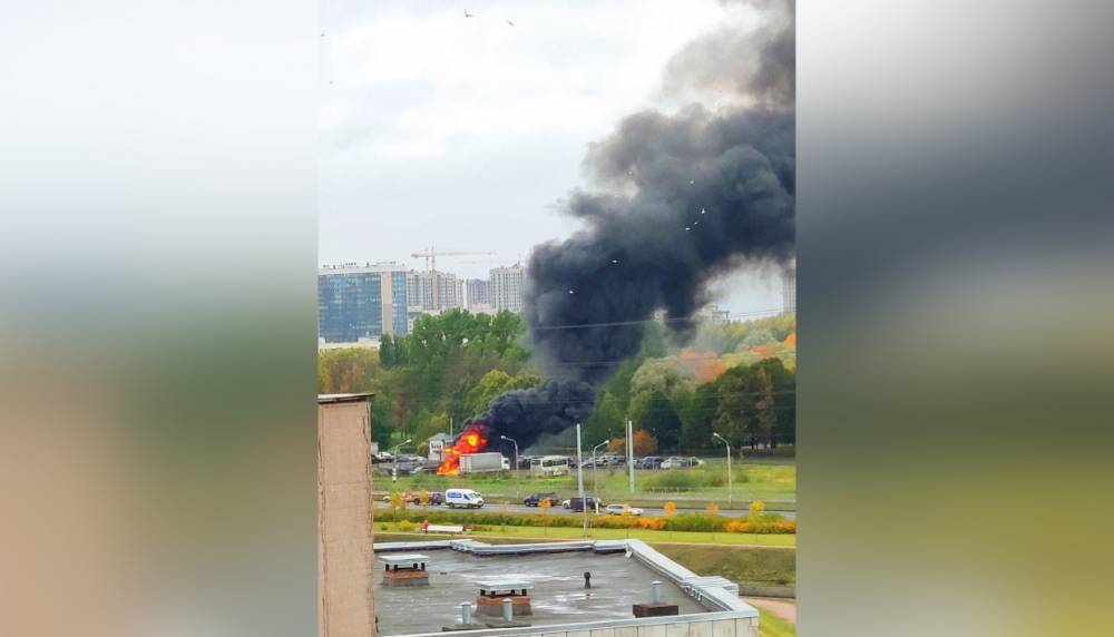Пожарные тушат стоянку на Петергофском шоссе
