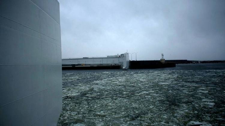 Затворы петербургской дамбы закрыли из-за угрозы наводнения