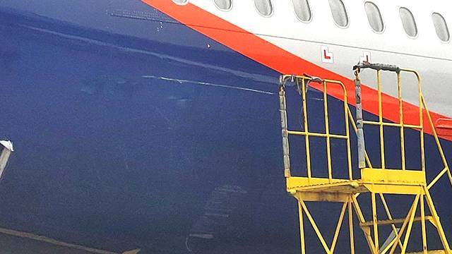 Пассажирский самолет поцарапали стремянкой в аэропорту Шереметьево