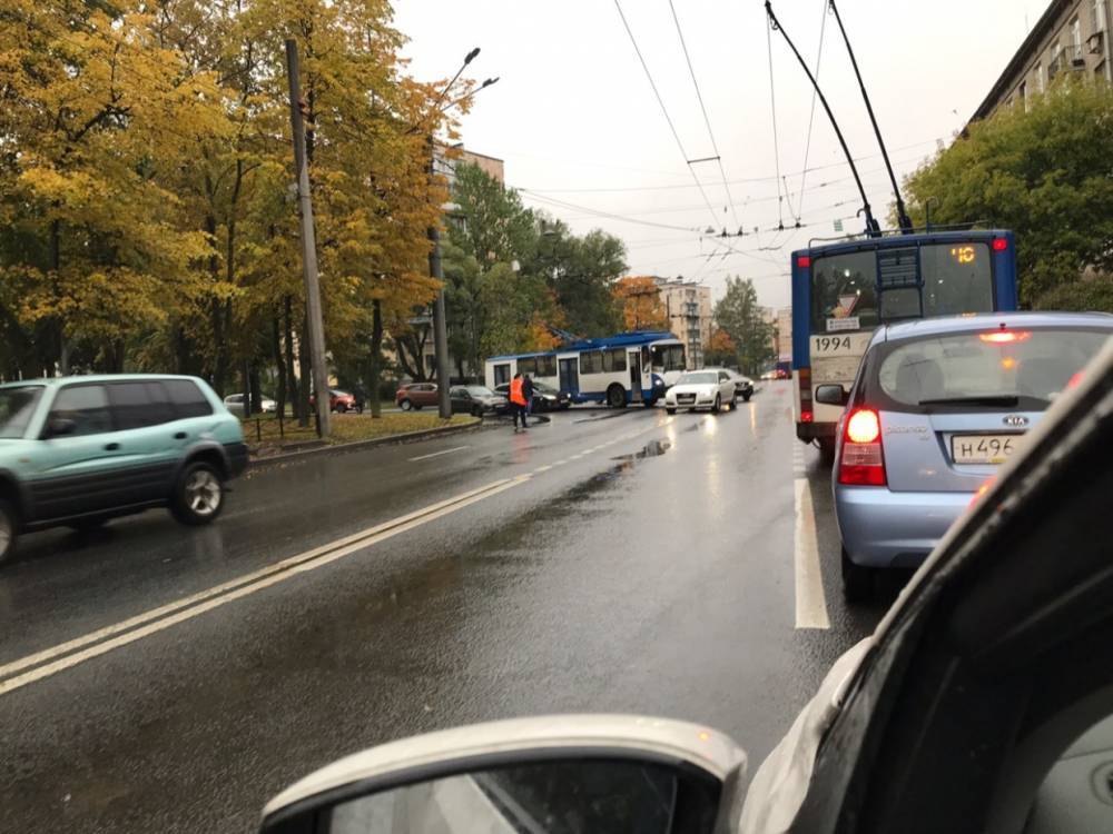 Поворот на Автовской улице заблокирован из-за аварии с троллейбусом