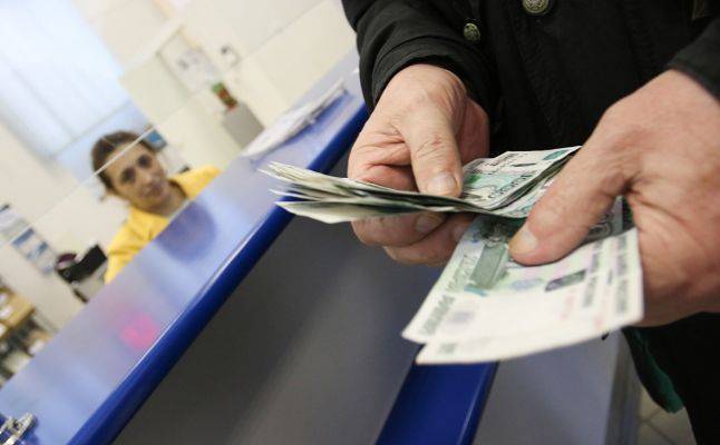 Правительство предложило поднять МРОТ до 12 130 рублей