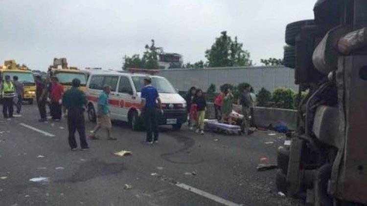 Более десяти человек пострадали на Тайване, где обрушился мост