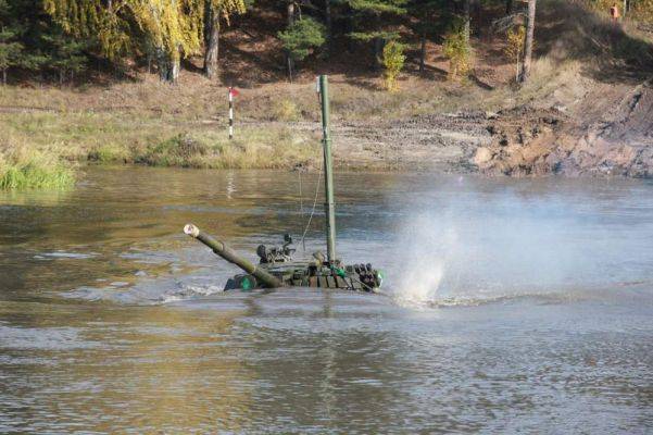 В Свердловской области 300 танков форсировали реку под водой