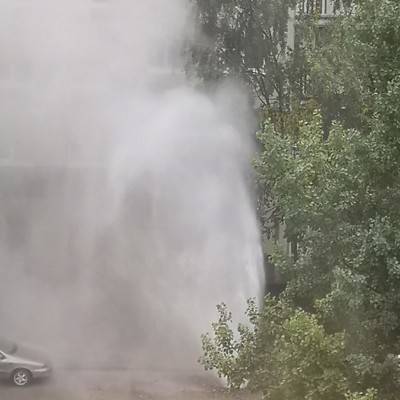 Во дворе жилого дома в Петербурге образовался фонтан из кипятка