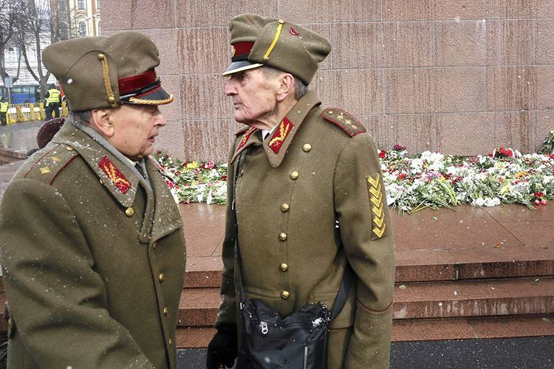 Восхваляющему легионеров СС министру обороны Латвии грозит отставка