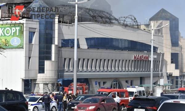Предприниматели вывозят оборудование из сгоревшего ТЦ во Владивостоке