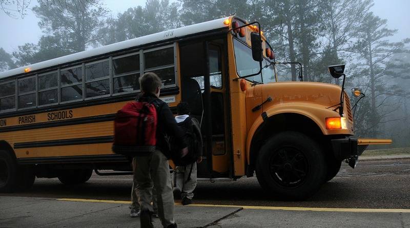 «Я абсолютно чокнутая!»: пьяная водитель школьного автобуса проскочила на три красных светофора, пока дети кричали в салоне
