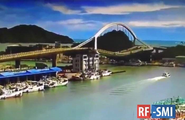 На Тайване мост через реку рухнул под тяжестью и упал на рыбацкие лодки