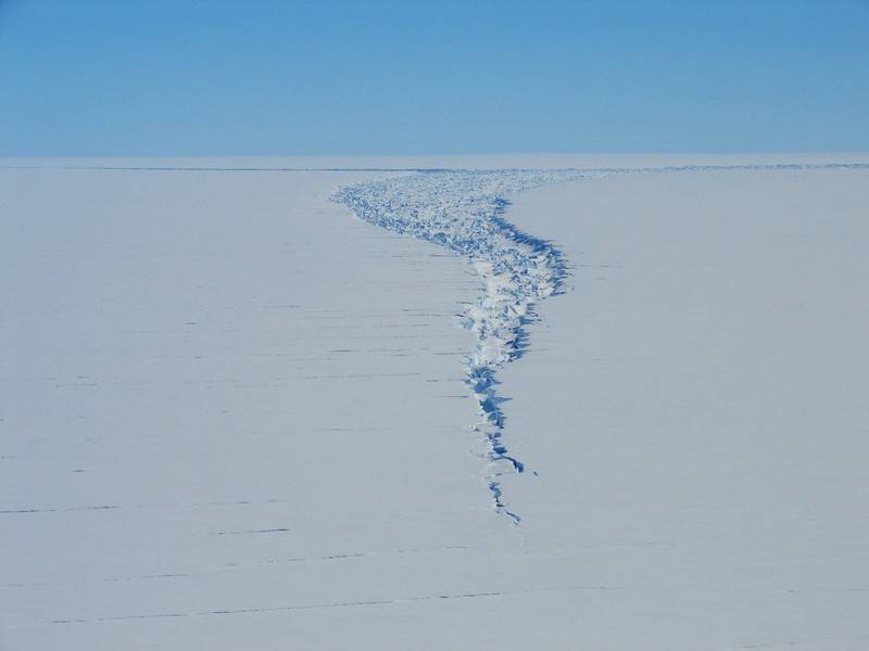 Айсберг весом в сотни миллиардов тонн образовался в Антарктиде