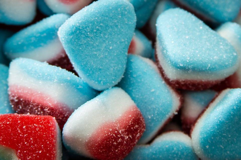 Диетологи призвали ограничить рекламу сладкого в России