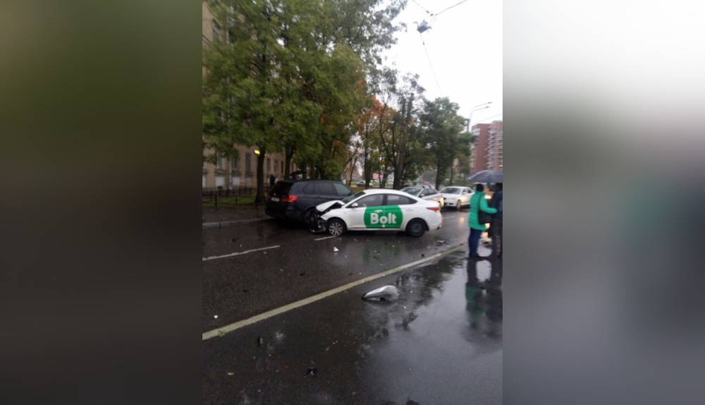 Автомобиль такси попал в аварию на Ленинском проспекте