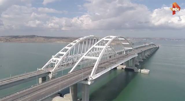 Более 700 тыс. грузовиков проехали по Крымскому мосту за год