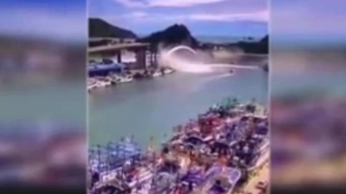 Момент обрушения моста под бензовозом на Тайване попал на видео