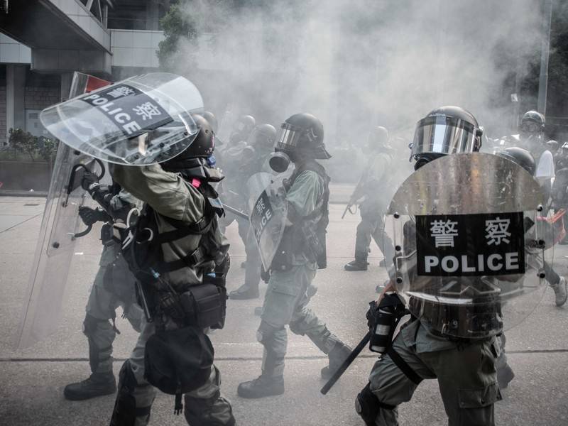 Демонстранты атаковали полицейских в Гонконге кислотой
