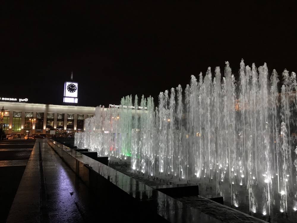 Петербуржцы последний раз в этом году до вечера полюбовались на фонтаны площади Ленина