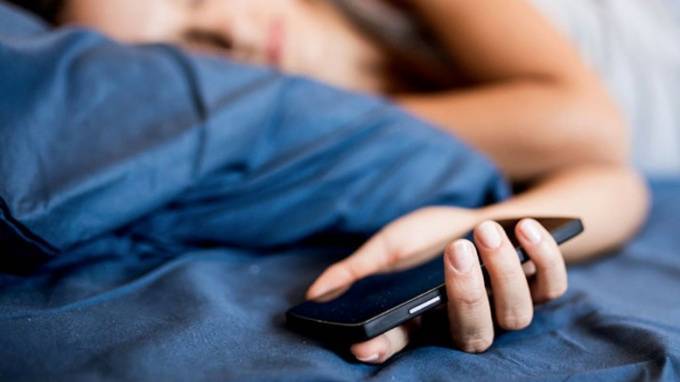 В Казахстане девочка-подросток умерла во сне из-за смартфона